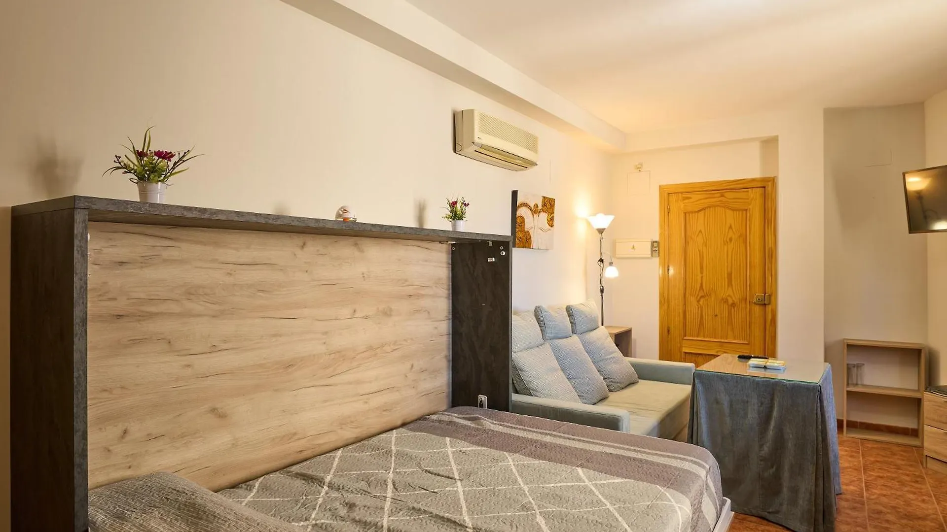 Estudio El Castillo Zuheros 0*,  Spain